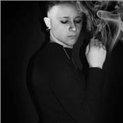 Titolare di studio fotografico, laureata in pittura e con master in fotografia, offre ripetizioni e lezioni teoriche/pratiche di fotografia, disegno, pittura, materie plastiche, storia dell'arte